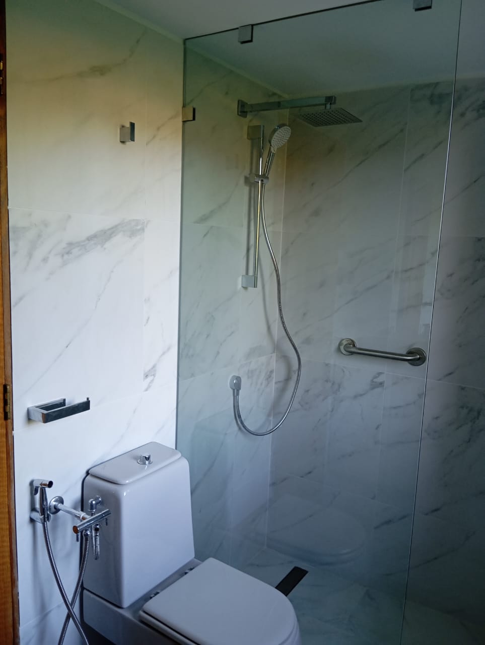 Baño remodelado con instalación de artefactos nuevos