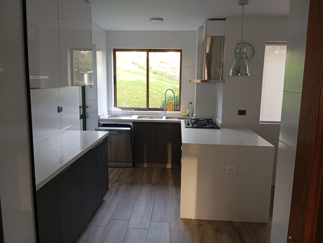 Cocina remodelada con ventana al jardín